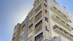 A multi-story hotel with a classic architectural design, featuring balconies and large windows. - Areen palace hotel (Jeddah)