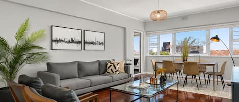 Apartamento conforto | Área de estar | TV de tela plana 32 polegadas com canais a cabo, serviços de streaming