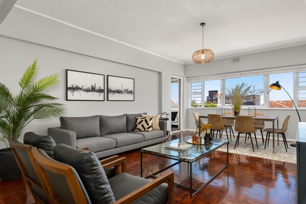 舒適公寓 | 客廳 | 32 吋平面電視連有線電視頻道、串流服務