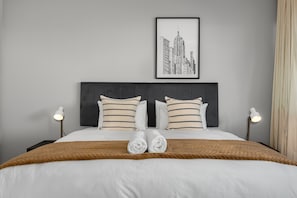 Comfort Apartment | 3 bedrooms, laptop workspace, iron/ironing board, free WiFi - Doverhurst 101 (Cape Town)