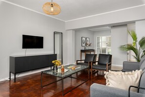 舒適公寓 | 客廳 | 32 吋平面電視連有線電視頻道、串流服務