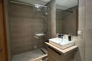 Badewanne und Dusche (separat), Komfortbadewanne, Haartrockner