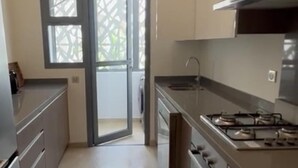 Fridge, microwave, oven, stovetop - 2 Bed Apartment - Balcony, Parking, Wifi (Casablanca)