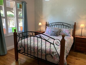 4 habitaciones, tabla de planchar con plancha y ropa de cama