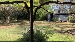 A backyard with a wooden pergola, a lawn, and a shed. - Florence Cottage, 10 minutes from Hunter Valley Vineyards. Family friendly.  (Cessnock)