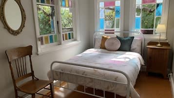 4 habitaciones, tabla de planchar con plancha y ropa de cama
