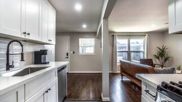 Frigorífic, microones, forn i placa de cuina