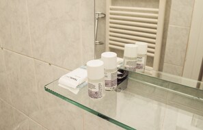 Dusche, Haartrockner, Handtücher, Seife