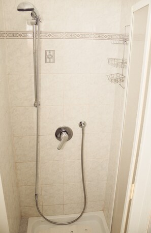 Douche, séchoir à cheveux, serviettes fournies, savon
