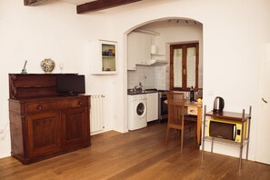 Kühlschrank, Mikrowelle, Ofen, Wasserkocher mit Kaffee-/Teezubehör