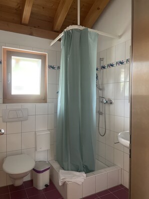 Habitación cuádruple Confort | Baño | Ducha, secador de pelo, suelo radiante y toallas