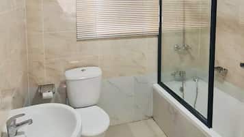 Casa | Baño | Tina y regadera independientes, tina profunda, toallas