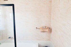 House | Bilik Mandi | Tab mandi dan pancuran berasingan, tab mandi rendaman dalam 