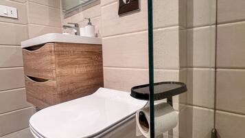 Chuveiro, toalhas de banho, sabonete, shampoo