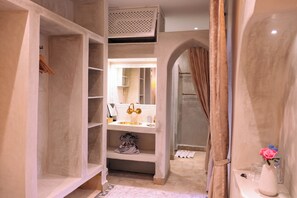 Standard Room | Bilik Mandi | Pancuran mandi, kelengkapan dandanan diri percuma, pengering rambut 