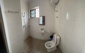 Shower, towels, soap, toilet paper - Family-friendly Apartment in Dansoman, Accra Ghana (Accra)