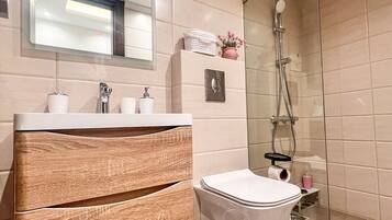 Regadera, toallas, jabón, shampoo