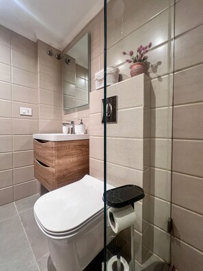 Shower, towels, soap, shampoo - Gemmayzeh House Pink (Bayrut)