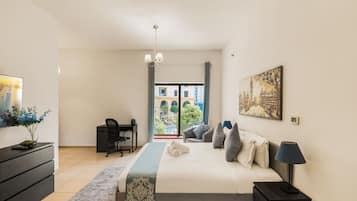 4 habitaciones, escritorio y tabla de planchar con plancha