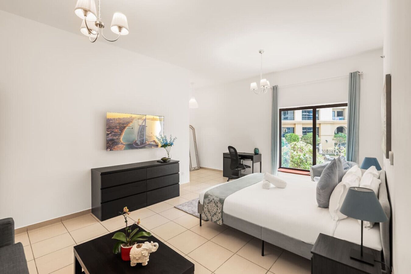 4 habitaciones, escritorio y tabla de planchar con plancha 