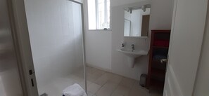Een douche, een haardroger, toiletpapier