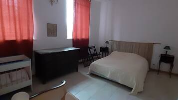 3 dormitoris, planxa i posts de planxar i un bressol de viatge