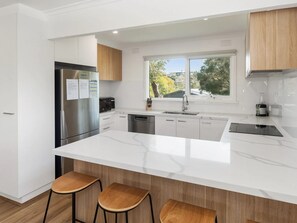 Fridge, microwave, oven, toaster - Amelia - moments to the bay (rye)