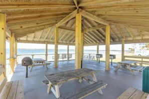 Outdoor dining - Monthly Stays Avail! Adorable 1 bdrm studio condo on beautiful Navarre Beach! (Navarre Beach)
