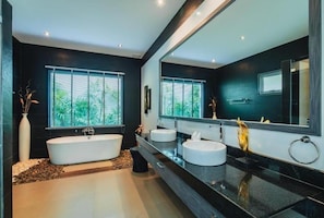 Ensemble douche/baignoire, sèche-cheveux, bidet