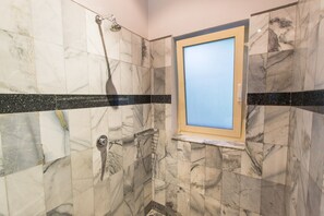 Ensemble douche/baignoire, sèche-cheveux, bidet