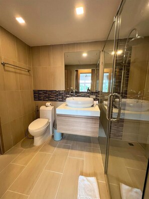 Duschwanne, Haartrockner, Bidet