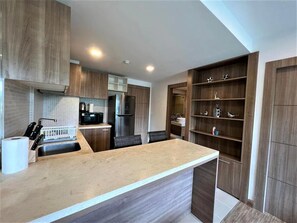 ثلاجة، ميكروويف، فرن، موقد طهي مسطح