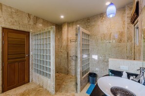 Duschwanne, Haartrockner, Bidet