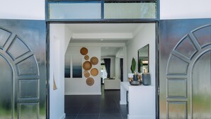 Un intérieur moderne avec un couloir menant à un espace d’accueil.