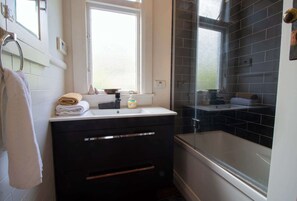 Bathtub, towels
