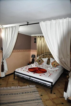 Kahden hengen comfort-huone, 1 suuri parisänky | Tallelokero huoneessa, silitysrauta/-lauta, ilmainen Wi-Fi