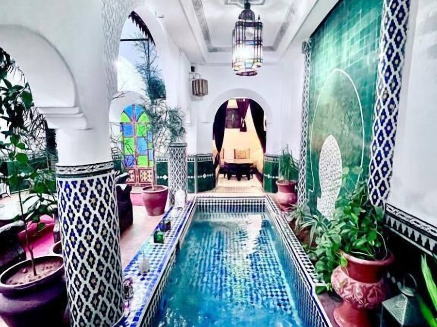 Sisäuima-allas, aurinkovarjoja, aurinkotuoleja