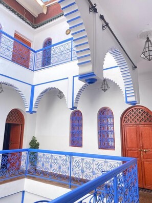 Kiến trúc tòa nhà