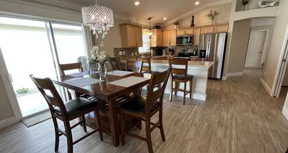 Beautiful, Conveniently Located Home w/Golf Cart & FREE WiFi!
