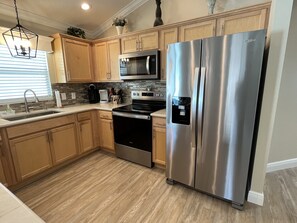 Frigorifero, microonde, forno, piano cottura