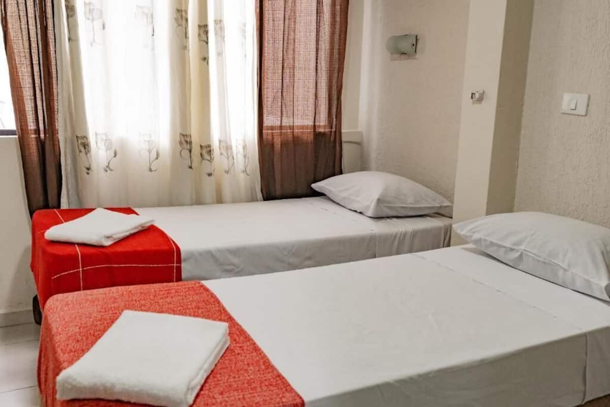 Minibar, free WiFi, bed sheets