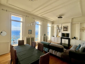 TV, fireplace - Magnifique Appartement sur la Célèbre Corniche Kennedy Face à la mer (Marseille)
