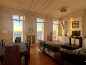 TV, fireplace - Magnifique Appartement sur la Célèbre Corniche Kennedy Face à la mer (Marseille)