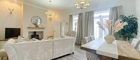 Cottage, 2 Queen Beds | Dining