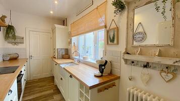 Cottage, 2 Queen Beds | Private kitchen | Fridge, microwave, oven, stovetop