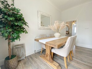 Småhus, 2 queensize-senger | Spiseområde