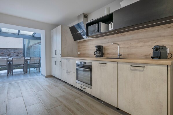 ثلاجة، ميكروويف، فرن، غسالة أطباق