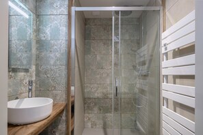 Bathtub, hair dryer - 50m from the beach, pretty house for 8 (Saint-Michel-Chef-Chef)