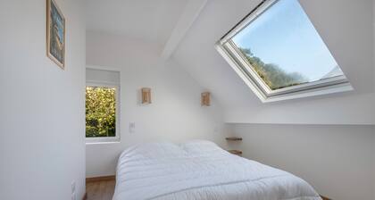 50m from the beach, pretty house for 8