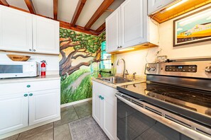 Kjøleskap, mikrobølgeovn, ovn og kokeplater